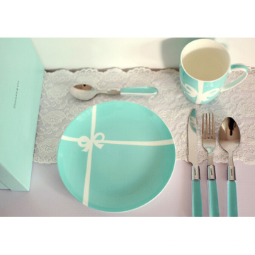 Haonai new design 6 inch ceramic cake plate ceramic dessert plate with knife,fork and spoon